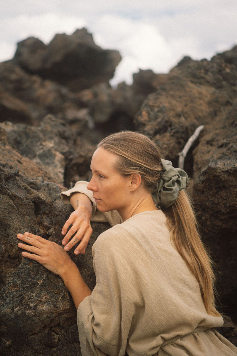 【新品未使用】Natural stone velour scrunchie Siena_Vida_Dark_Olive_Linen_XX