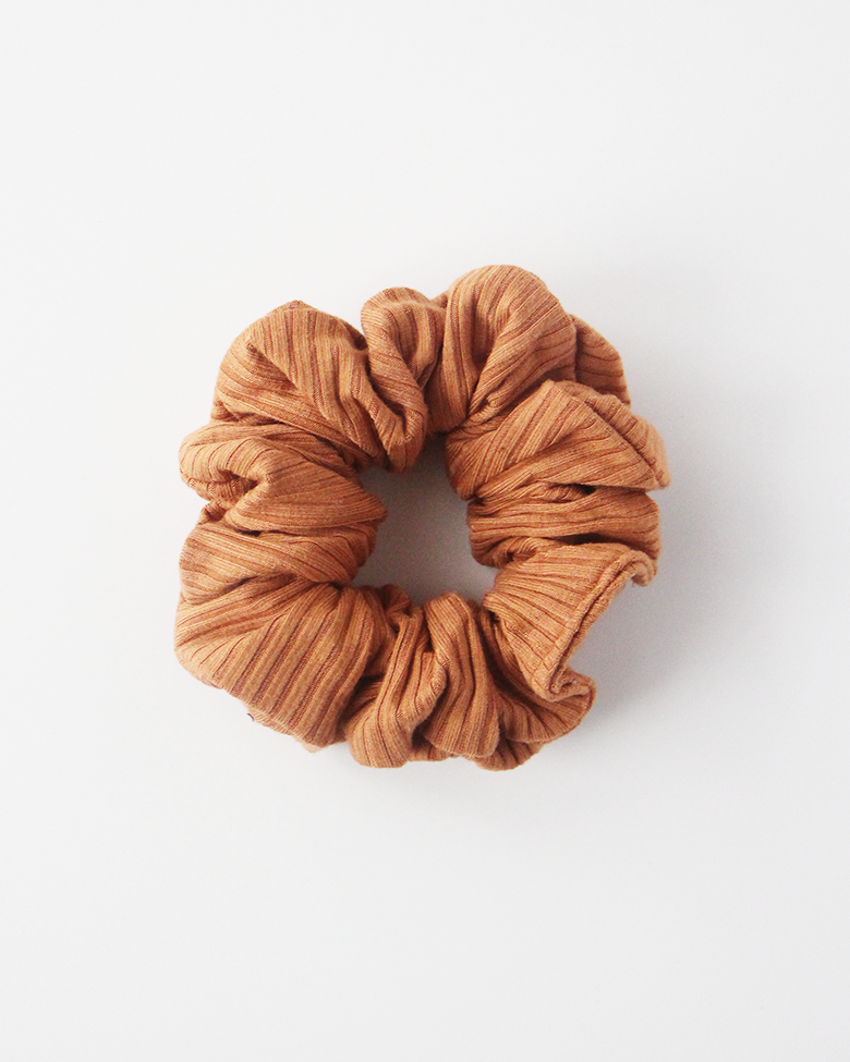 toffee bamboo ribbed scrunchie in classic size